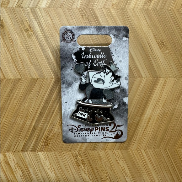 NWT 2025 DISNEY INKWELLS OF EVIL PIN QUEEN OF HEARTS ALICE IN WONDERLAND LE 4000 - Picture 1 of 1